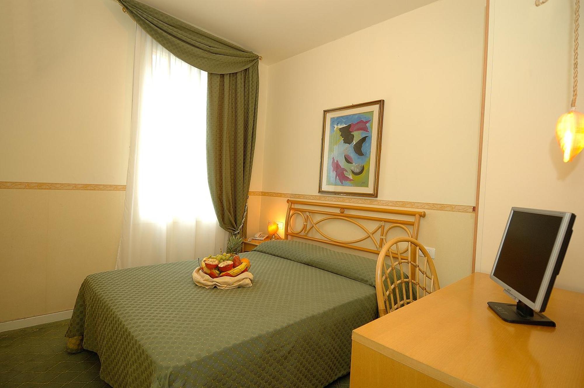 Small Double Room,266547745:JPEG